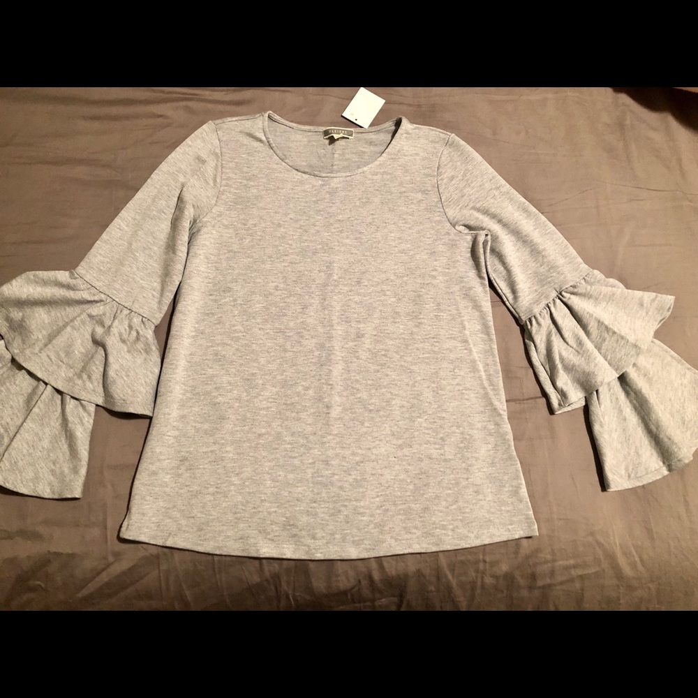Adorable Gray ruffled sleeve sweater